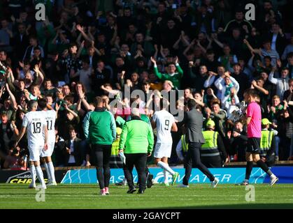 Motherwell, Schottland, Großbritannien. August 2021; Fir Park, Motherwell, North Lanarkshire, Schottland; Schottischer Premiership Football, Motherwell versus Hibernian; Hibernian-Fans feiern ihren Sieg Credit: Action Plus Sports Images/Alamy Live News Stockfoto