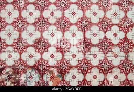 Portugiesische Azulejos, traditionelle Fliesen mit Vintage-floralen geometrischen Mustern Stockfoto