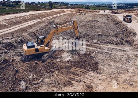 Luftbild des Baggers gießt Sand in den Wagen. Stockfoto