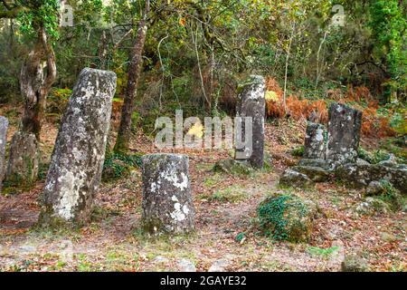 Granitmeilensteine auf der römischen Straße zwischen Braga und Astorga, Nationalpark Peneda Geres, Nordportugal Stockfoto