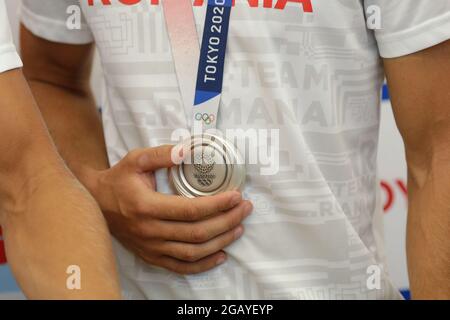 Otopeni, Rumänien - 1. August 2021: Details mit einer Silbermedaille der Olympischen Spiele 2020 in Tokio, die ein rumänischer Athlet gewonnen hat. Stockfoto