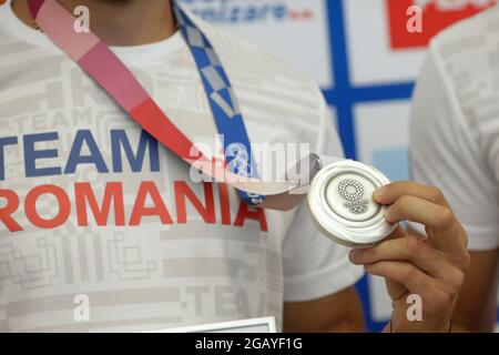 Otopeni, Rumänien - 1. August 2021: Details mit einer Silbermedaille der Olympischen Spiele 2020 in Tokio, die ein rumänischer Athlet gewonnen hat. Stockfoto