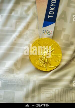 Otopeni, Rumänien - 1. August 2021: Details mit einer Goldmedaille der Olympischen Spiele 2020 in Tokio, die von einer rumänischen Athletin gewonnen wurde. Stockfoto