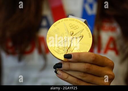 Otopeni, Rumänien - 1. August 2021: Details mit einer Goldmedaille der Olympischen Spiele 2020 in Tokio, die von einer rumänischen Athletin gewonnen wurde. Stockfoto