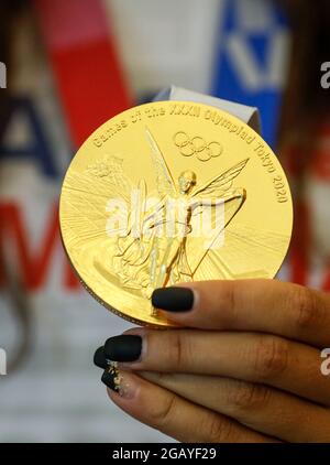 Otopeni, Rumänien - 1. August 2021: Details mit einer Goldmedaille der Olympischen Spiele 2020 in Tokio, die von einer rumänischen Athletin gewonnen wurde. Stockfoto