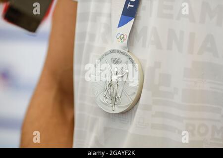 Otopeni, Rumänien - 1. August 2021: Details mit einer Silbermedaille der Olympischen Spiele 2020 in Tokio, die ein rumänischer Athlet gewonnen hat. Stockfoto