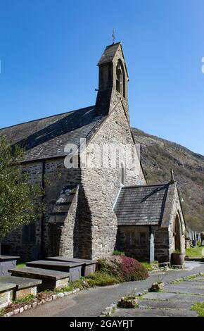 Beddgelert Village - Wales. Porträtansicht einer traditionellen alten Kirche der Heiligen Maria, im walisischen Nationalpark von Snowdonia Stockfoto