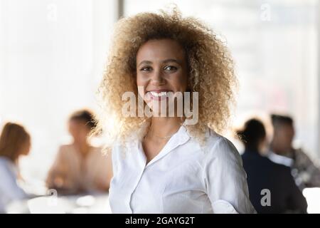 Porträt einer lächelnden attraktiven jungen afrikanischen Geschäftsfrau. Stockfoto