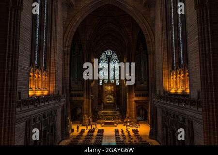 Blick auf den Altar der beeindruckenden anglikanischen Kathedrale in Liverpool, während Touristen zu Fuß die Stadt erkunden, im Juli 2021. Stockfoto