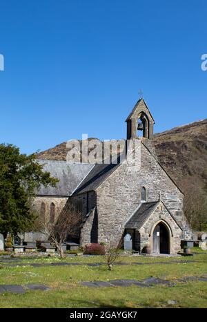 Beddgelert Village, Snowdonia, Wales. Blick auf die historische, schöne alte Kirche der Heiligen Maria. Vertikale Aufnahme mit Kopierbereich. Stockfoto