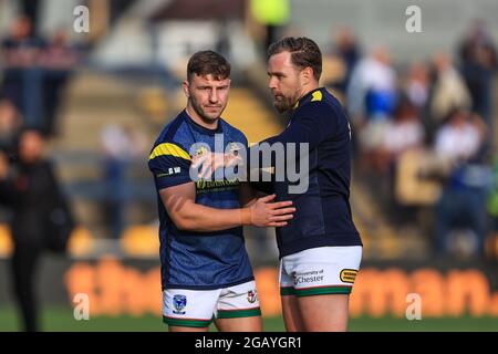 George Williams (31) von Warrington Wolves nimmt während des Vorspielaufwärmens Anweisungen von Teamkollege Blake Austin (6) Stockfoto