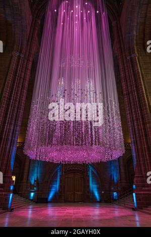 Peace Doves Kunstinstallation in der Anglican Cathedral in Liverpool im Juli 2021. Von 15.5 hängen etwa 18000 Papiertauben Stockfoto
