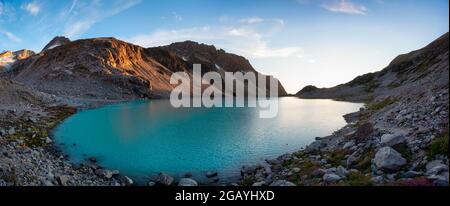 Panoramablick auf den lebhaften, farbenfrohen Glacier Lake Stockfoto