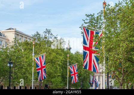 London - Großbritannien, 2015-05-10: Londen feiert den 70. Jahrestag des Endes des Zweiten Weltkriegs in Europa am VE-Tag, dem Gedenktag des Sieges in Europa. Die Mall ist mit britischen Flaggen geschmückt. Im Hintergrund erhebt sich die Statue von Admiral Horatio Nelson auf der Nelson-Säule knapp über den Bäumen. Foto archivieren. Stockfoto