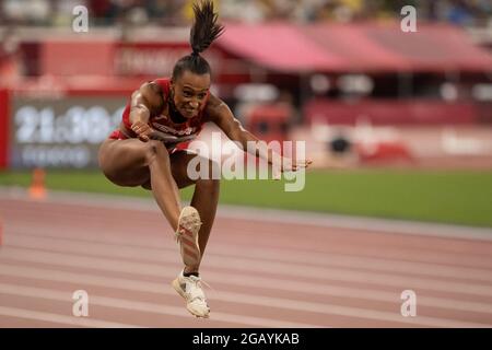 Tokio, Kanto, Japan. August 2021. Ana Peleteiro (ESP) tritt am Sonntag, den 1. August 2021 in Tokio im Tokyo Olympic Stadium im Women's Triple Jump an und gewinnt die Bronzemedien während der Olympischen Spiele 2020 in Tokio. (Bild: © Paul Kitagaki Jr./ZUMA Press Wire) Stockfoto