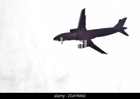 Airbus A320 fliegt über und bereitet sich auf die Landung vor Stockfoto