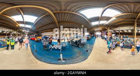 360 Grad Panorama Ansicht von Trinity Park, Ipswich – 2021. August. Custom Cars, Sportwagen, einzigartige Autos, Fahrräder, Trikes und verschiedene Transportfahrzeuge auf dem Display in der ann