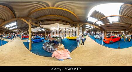 360 Grad Panorama Ansicht von Trinity Park, Ipswich – 2021. August. Custom Cars, Sportwagen, einzigartige Autos, Fahrräder, Trikes und verschiedene Transportfahrzeuge auf dem Display in der ann