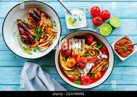 Gegrillte Aubergine mit Tomaten und Paprika in einer Schüssel Stockfoto