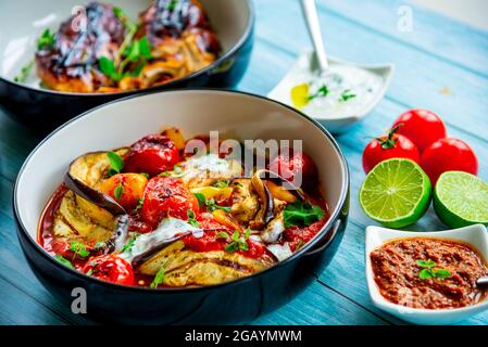 Gegrillte Aubergine mit Tomaten und Paprika in einer Schüssel Stockfoto