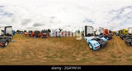 360 Grad Panorama Ansicht von Trinity Park, Ipswich – 2021. August. LKW, LKW und LKWs auf dem Festival of Wheels 2021 in Ipswich