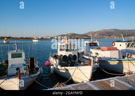 Insel Antiparos, Griechenland. Kleine bunte Fischerboote, die am Dock des Hafens festgemacht sind. Landschaftsbild mit Kopierbereich. Stockfoto