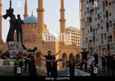 Beirut, Libanon. Juli 2021. Eine Theateraufführung zu Ehren der Opfer des Port Blast vom 2020. August, gesehen in Beirut, Libanon, am 31. Juli 2021. Während der Aufführung wurden die Namen von mehr als 200 Opfern in Erinnerung gerufen. (Elisa Gestri/Sipa USA) Quelle: SIPA USA/Alamy Live News Stockfoto