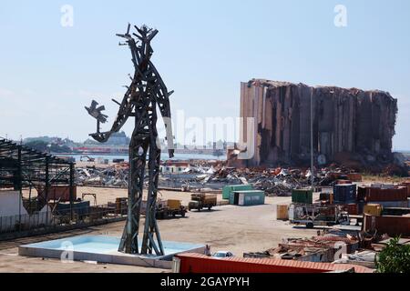 Beirut, Libanon. August 2021. Die 25 Meter hohe Statue die Geste des libanesischen Künstlers Nadim Karam, gesehen im Hafen von Beirut, Libanon, am 1. August 2021.das Kunstwerk, aus Trümmern vom 4 2020. August Beirut Port Blast, Soll ein Denkmal für die Opfer der Explosion sein und wird am 4. August eingeweiht. (Elisa Gestri/Sipa USA) Quelle: SIPA USA/Alamy Live News Stockfoto