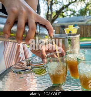 Austin, Texas, USA. 30. Juli 2021. Mai Tais am Pool. Coronavirus brachte alle draußen, um Al Frescol zu essen Kredit: Sidney Bruere/Alamy Live New Stockfoto