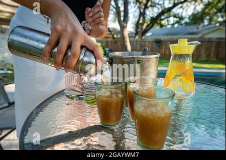 Austin, Texas, USA. 30. Juli 2021. Mai Tais am Pool. Coronavirus brachte alle draußen, um Al Frescol zu essen Kredit: Sidney Bruere/Alamy Live New Stockfoto