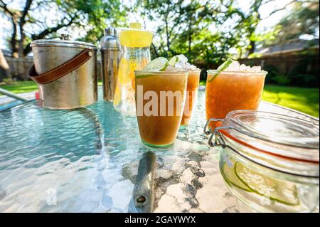 Austin, Texas, USA. 30. Juli 2021. Mai Tais am Pool. Coronavirus brachte alle draußen, um Al Frescol zu essen Kredit: Sidney Bruere/Alamy Live New Stockfoto