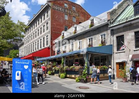 Montreal, Kanada - 31. Juli 2021: Die Menschen genießen Place Jacques-Cartier ein Platz mit vielen Geschäften und Restaurants Old Montreal, Quebec, Kanada in der Nähe Stockfoto