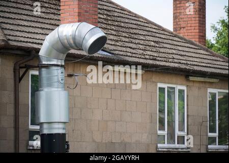 Schornstein Schornstein zu gebäudeaußenwand Edelstahl aus der Auspuffanlage Kesselanlage Zimmer Feste Stockfoto