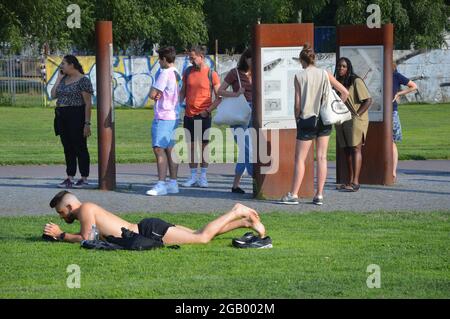 Junger Mann auf dem Gelände der Berliner Mauer-Gedenkstätte - Bernauer Srasse, Berlin, Deutschland - 23. Juli 2021. Stockfoto