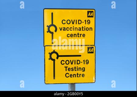Impfungs- und Testzentrum für Covid-19 Straßenschild Stockfoto