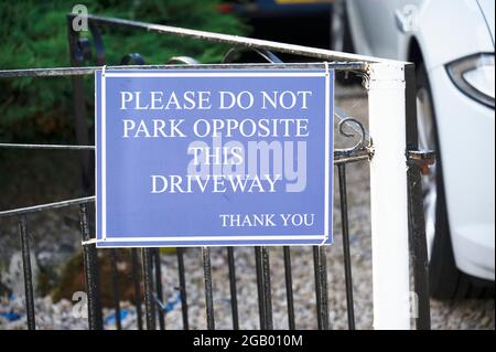 Kein Parkplatz private Auffahrt Schild vor dem Haus Stockfoto