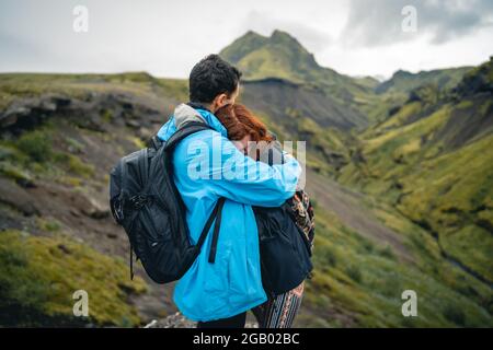 Ein junges Paar, das im zentralen Hochland Islands unterwegs ist Stockfoto