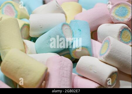 Blaue, rosa, weiße und gelbe Sumpflandschaften als Hintergrundfoto Stockfoto