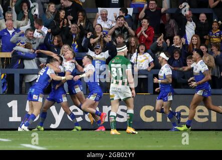 Harry Newman von Leeds Rhinos (links) feiert den vierten Spielversuch seiner Mannschaft mit Teamkollegen und Fans während des Betfred Super League-Spiels im Emerald Headingley Stadium, Leeds. Bilddatum: Sonntag, 1. August 2021. Stockfoto