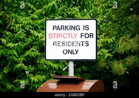 Kein Parkplatz private Auffahrt Schild vor dem Haus Stockfoto