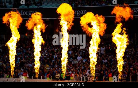 Allgemeine Ansicht Pyrotechnik, die während des Hundert-Spiels in Lord's, London, ausging. Bilddatum: Sonntag, 1. August 2021. Stockfoto