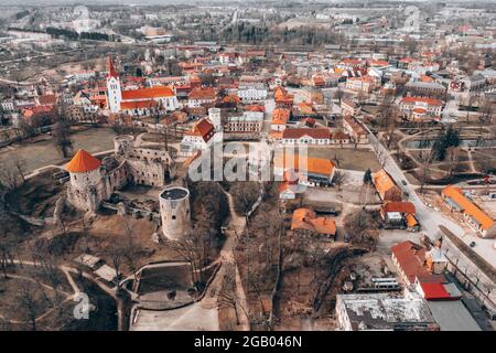 Thun Castle in Cesis von oben - fantastische Drohnenaufnahmen Stockfoto