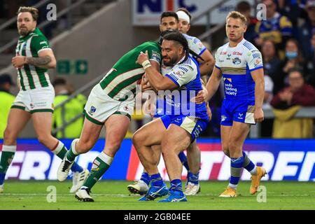 Konrad Hurrell (4) von Leeds Rhinos wird von Chris Hill (8) von Warrington Wolves angegangen Stockfoto