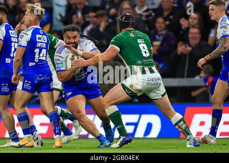 Konrad Hurrell (4) von Leeds Rhinos wird von Chris Hill (8) von Warrington Wolves angegangen Stockfoto