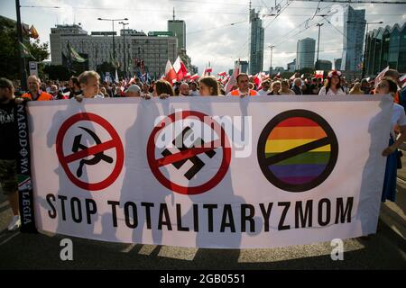 Warschau, Polen. August 2021. Tausende von Menschen nahmen an einem marsch Teil, der vom Nationalen Radikalen Lager (ONR) und anderen nationalistischen Organisationen zum Gedenken an den 77. Jahrestag des Warschauer Aufstands (Powstanie Warszawskie) organisiert wurde. Kredit: SOPA Images Limited/Alamy Live Nachrichten Stockfoto