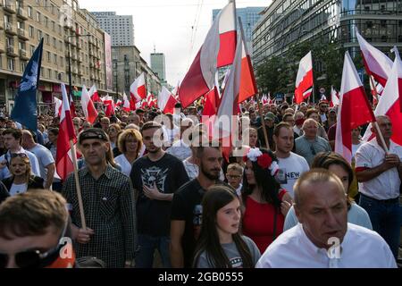 Warschau, Polen. August 2021. Die Teilnehmer rufen während des marsches Slogans und halten polnische Flaggen fest. Tausende von Menschen nahmen an einem marsch Teil, der vom Nationalen Radikalen Lager (ONR) und anderen nationalistischen Organisationen zum Gedenken an den 77. Jahrestag des Warschauer Aufstands (Powstanie Warszawskie) organisiert wurde. Kredit: SOPA Images Limited/Alamy Live Nachrichten Stockfoto