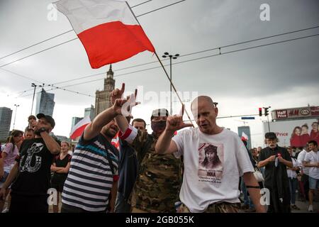 Warschau, Polen. August 2021. Teilnehmer der Protestbewegung des Warschauer Aufstands während des marsches Tausende von Menschen nahmen an einem marsch Teil, der vom Nationalen Radikalen Lager (ONR) und anderen nationalistischen Organisationen zum Gedenken an den 77. Jahrestag des Warschauer Aufstands (Powstanie Warszawskie) organisiert wurde. Kredit: SOPA Images Limited/Alamy Live Nachrichten Stockfoto