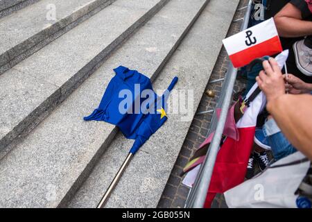 Warschau, Polen. August 2021. Ein Teilnehmer wirft während des marsches eine Flagge der Europäischen Union nieder. Tausende von Menschen nahmen an einem marsch Teil, der vom Nationalen Radikalen Lager (ONR) und anderen nationalistischen Organisationen zum Gedenken an den 77. Jahrestag des Warschauer Aufstands (Powstanie Warszawskie) organisiert wurde. Kredit: SOPA Images Limited/Alamy Live Nachrichten Stockfoto