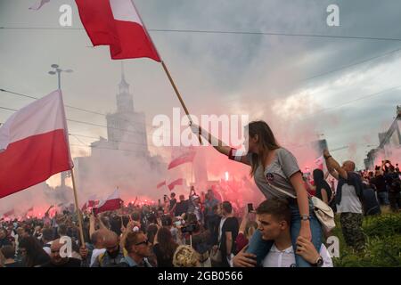 Warschau, Polen. August 2021. Die Teilnehmer des warschauer aufstandsmarsches schwenken während des Marsches polnische Fahnen.Tausende von Menschen nahmen an einem marsch Teil, der vom Nationalen Radikalen Lager (ONR) und anderen nationalistischen Organisationen zum Gedenken an den 77. Jahrestag des Warschauer Aufstands (Powstanie Warszawskie) organisiert wurde. Kredit: SOPA Images Limited/Alamy Live Nachrichten Stockfoto