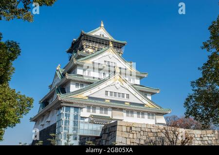 Blick auf das Schloss Osaka, einem der berühmtesten Wahrzeichen Japans, und es spielte eine wichtige Rolle bei der Vereinigung Japans im 16. Jahrhundert der Azuc Stockfoto